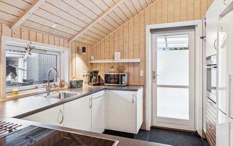 Loreia - 350M from the Sea: Bois, Cuisine, Principaux Appliance, Comptoir, Luminaire Plomberie, Domicile, Plafond, Appareil De Cuisine, Robinet, Plomberie
