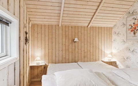 Loreia - 350M from the Sea: Bois, Chambre, Design Intérieur, Lit, Plafond, Meubles, Sol, Domicile, Literie, Drap De Lit