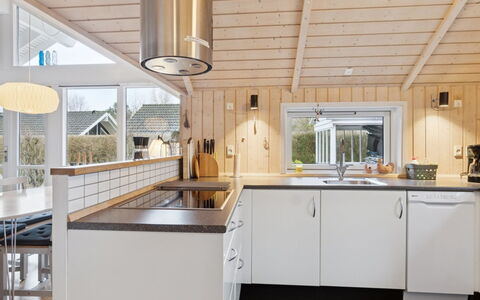 Loreia - 350M from the Sea: Cuisine, Comptoir, Bois, Design Intérieur, Plafond, Sol, Appareil De Cuisine, Domicile, Cabinetry, Luminaire