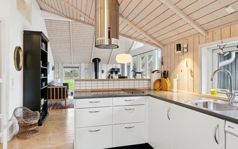 Loreia - 350M from the Sea: Bois, Cuisine, Plafond, Design Intérieur, Comptoir, Sol, Luminaire, Domicile, Cabinetry, Appareil De Cuisine