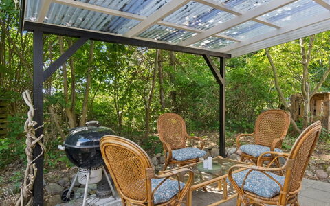 Elisej - 350M from the Sea: Meubles, Mobilier De Jardin, Tableau De Plein Air, Table, Jardin, Ombre, Chaise, Structure En Plein Air, Patio, Métal