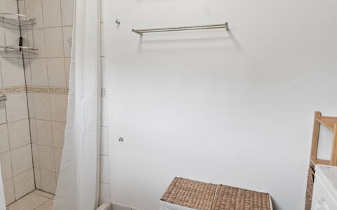 Elisej - 350M from the Sea: Sol, Sol, Design Intérieur, Pièce, Luminaire Plomberie, Plomberie, Plafond, Appartement, Rideau De Douche, Tuile