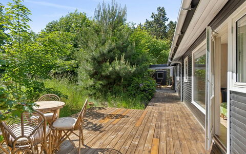 Elisej - 350M from the Sea: Bois, Arbuste, Domicile, Architecture, Zone Résidentielle, Maison, Porche, Lot Terre, Plate-Forme