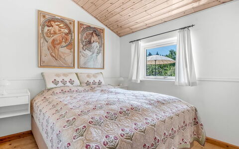 Svenne - 600M from the Sea: Lit, Chambre, Drap De Lit, Bois, Literie, Design Intérieur, Meubles, Plafond, Domicile, Linge