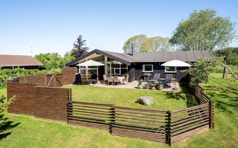 Svenne - 600M from the Sea: Bois, Maison, Arbuste, Domicile, Chalet, Toit, Jardin, Ombre, Clôture