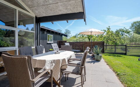Svenne - 600M from the Sea: Porche, Zone Résidentielle, Domicile, Lot Terre, Ombre, Toit, Jardin, Porte, Couverture De Sol, Chaise