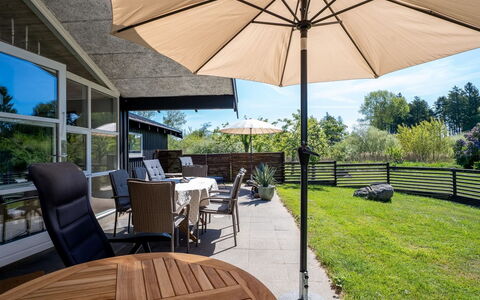 Svenne - 600M from the Sea: Meubles, Mobilier De Jardin, Chaise, Tableau De Plein Air, Ombre, Table, Porche, Table Cuisine Et Salle A Manger, Parapluie, Plate-Forme