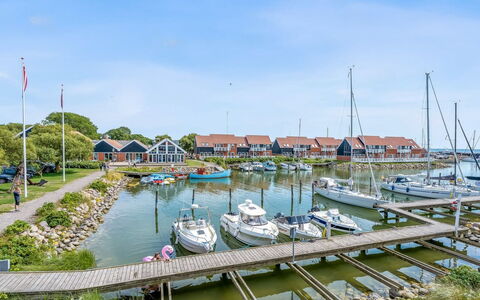 Thorfin - 10M from the Sea: Zone Résidentielle, Arbuste, Maison, Domicile, Jardin, Biens, Ombre, Aménagement Paysager, Pelouse