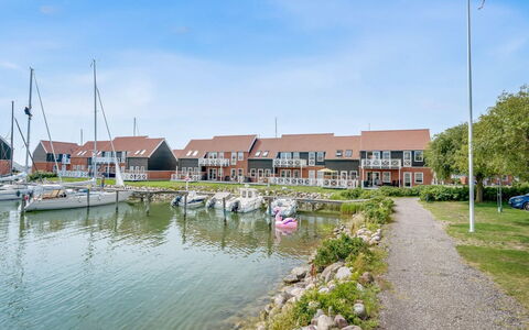 Thorfin - 10M from the Sea: Zone Résidentielle, Arbuste, Maison, Domicile, Jardin, Biens, Ombre, Aménagement Paysager, Pelouse