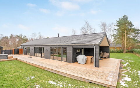 Martin - 800M from the Sea: Toit, Maison, Domicile, Chalet, Porte, Siding, Biens, Pelouse, Cour, Porche
