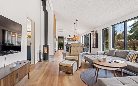 Martin - 800M from the Sea: Toit, Maison, Domicile, Chalet, Porte, Siding, Biens, Pelouse, Cour, Porche