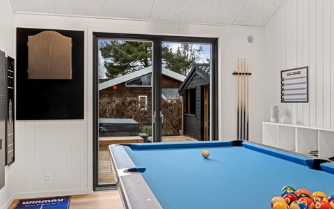 Martin - 800M from the Sea: Toit, Maison, Domicile, Chalet, Porte, Siding, Biens, Pelouse, Cour, Porche