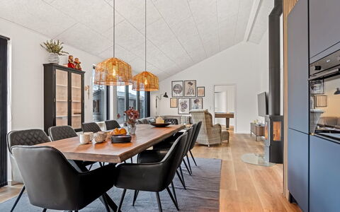 Martin - 800M from the Sea: Toit, Maison, Domicile, Chalet, Porte, Siding, Biens, Pelouse, Cour, Porche