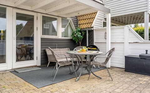 Tavita - 100M from the Sea: Bois, Porche, Domicile, Architecture, Meubles, Porte, Siding, Sol, Sol, Mobilier De Jardin