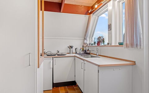 Tavita - 100M from the Sea: Cuisine, Bois, Sol, Design Intérieur, Plafond, Comptoir, Sol, Luminaire Plomberie, Principaux Appliance, Evier