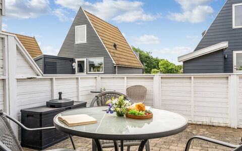 Tavita - 100M from the Sea: Toit, Maison, Domicile, Chalet, Porte, Siding, Biens, Pelouse, Cour, Porche