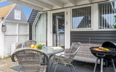 Tavita - 100M from the Sea: Domicile, Architecture, Siding, Toit, Porte, Chalet, Mobilier De Jardin, Porche, Chaise, Ombre