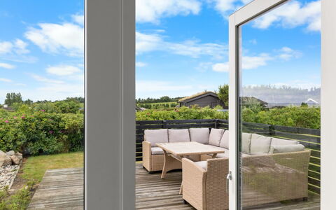 Dusine - 340M from the Sea: Zone Résidentielle, Arbuste, Maison, Domicile, Jardin, Biens, Ombre, Aménagement Paysager, Pelouse