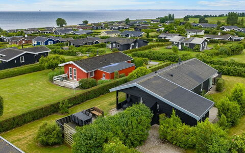 Dusine - 340M from the Sea: Zone Résidentielle, Arbuste, Maison, Domicile, Jardin, Biens, Ombre, Aménagement Paysager, Pelouse