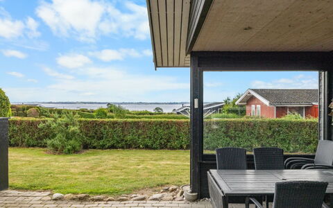 Dusine - 340M from the Sea: Toit, Maison, Domicile, Chalet, Porte, Siding, Biens, Pelouse, Cour, Porche