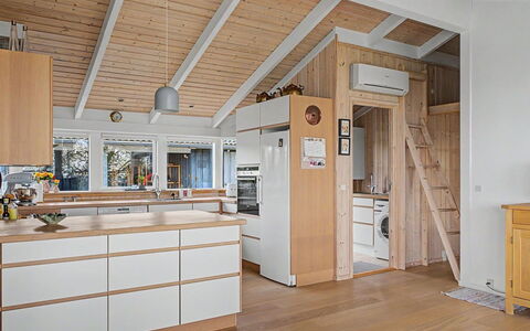 Imelda - 75M from the Sea: Sol, Bois, Design Intérieur, Plafond, Sol, Meubles, Cuisine, Parquet, Luminaire, Cabinetry