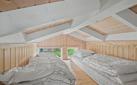 Imelda - 75M from the Sea: Bois, Chambre, Literie, Lit, Drap De Lit, Plafond, Linge, Cadre De Lit, Dur, Grenier