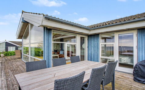 Imelda - 75M from the Sea: Bois, Domicile, Toit, Porte, Chalet, Plate-Forme, Porche, Planche, Dur, Ombre