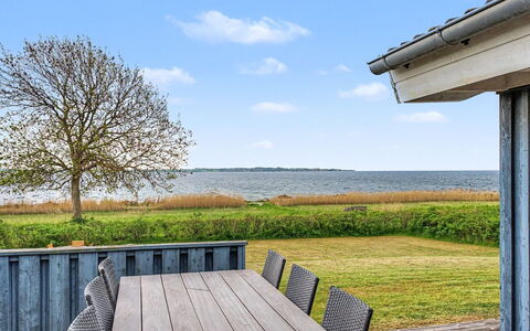 Imelda - 75M from the Sea: Ciel, Lot Terre, Planche, Dur, Ombre, Chalet, Mobilier De Jardin, Plate-Forme, Porche, Pelouse