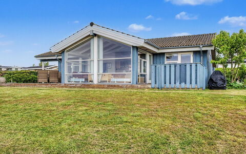 Imelda - 75M from the Sea: Toit, Domicile, Chalet, Porte, Siding, Biens, Ombre, Porche, Batiments Jardin, Cour