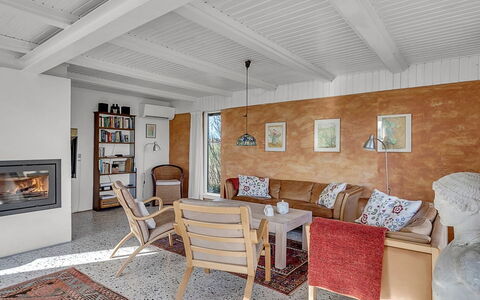 Verene - 725M from the Sea: Mur, Sol, Design Intérieur, Bois, Meubles, Sol, Plafond, Pièce, Salon, Canapé