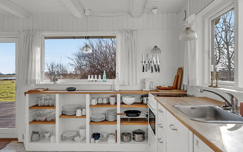 Verene - 725M from the Sea: Cuisine, Comptoir, Bois, Design Intérieur, Appareil De Cuisine, Sol, Cabinetry, Plafond, Meubles, Evier