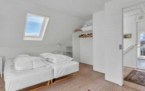 Verene - 725M from the Sea: Sol, Sol, Bois, Plafond, Parquet, Chambre, Dur, Planche, Tache De Bois, Lit
