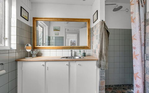 Verene - 725M from the Sea: Luminaire Plomberie, Mur, Évier, Lavabo, Design Intérieur, Sol, Robinet, Salle De Bains, Sol, Plomberie