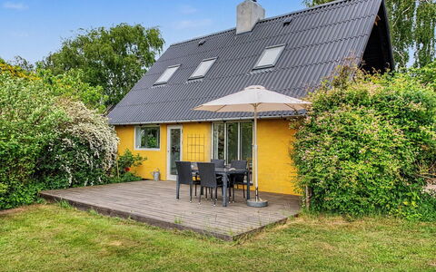 Verene - 725M from the Sea: Meubles, Mobilier De Jardin, Vaisselle, Table, Drinkware, Chaise, Tableau De Plein Air, Aliments, Bouteille