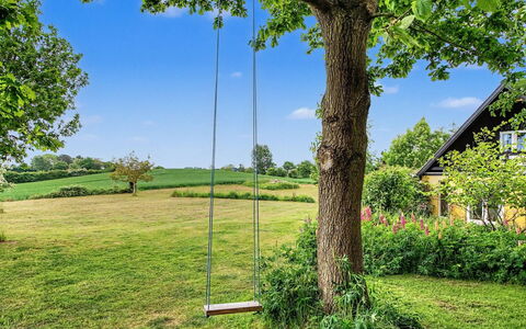 Verene - 725M from the Sea: Meubles, Mobilier De Jardin, Vaisselle, Table, Drinkware, Chaise, Tableau De Plein Air, Aliments, Bouteille