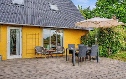 Verene - 725M from the Sea: Meubles, Mobilier De Jardin, Vaisselle, Table, Drinkware, Chaise, Tableau De Plein Air, Aliments, Bouteille