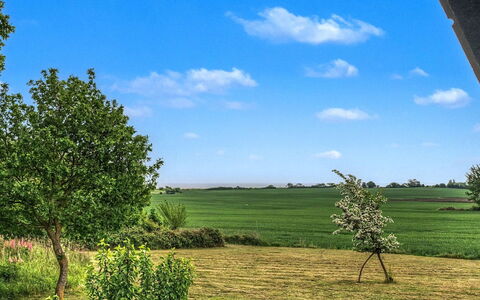Verene - 725M from the Sea: Meubles, Mobilier De Jardin, Vaisselle, Table, Drinkware, Chaise, Tableau De Plein Air, Aliments, Bouteille