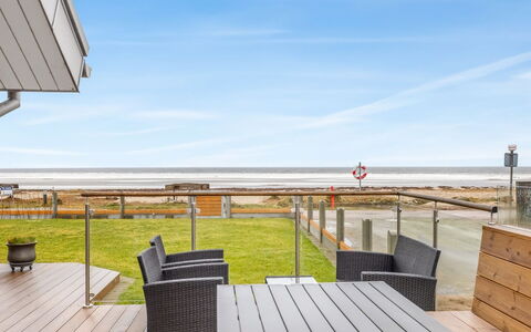 Ioar - 10M from the Sea: Bois, Toit, Domicile, Maison, Architecture, Siding, Lot Terre, Chalet, Cabanon, Batiments Jardin