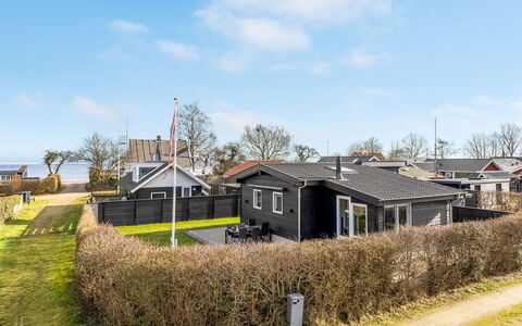 Angelita - 50M from the Sea: Toit, Maison, Domicile, Chalet, Porte, Siding, Biens, Pelouse, Cour, Porche