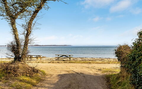 Angelita - 50M from the Sea: Toit, Maison, Domicile, Chalet, Porte, Siding, Biens, Pelouse, Cour, Porche