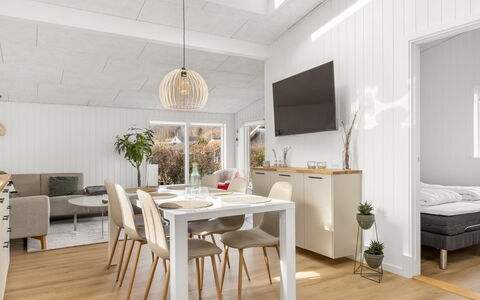 Angelita - 50M from the Sea: Toit, Maison, Domicile, Chalet, Porte, Siding, Biens, Pelouse, Cour, Porche