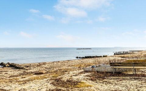 Angelita - 50M from the Sea: Toit, Maison, Domicile, Chalet, Porte, Siding, Biens, Pelouse, Cour, Porche