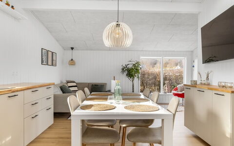 Angelita - 50M from the Sea: Toit, Maison, Domicile, Chalet, Porte, Siding, Biens, Pelouse, Cour, Porche