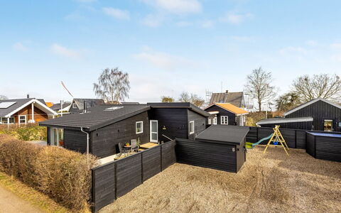 Angelita - 50M from the Sea: Toit, Maison, Domicile, Chalet, Porte, Siding, Biens, Pelouse, Cour, Porche