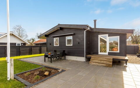 Angelita - 50M from the Sea: Toit, Maison, Domicile, Chalet, Porte, Siding, Biens, Pelouse, Cour, Porche