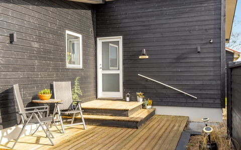 Angelita - 50M from the Sea: Toit, Maison, Domicile, Chalet, Porte, Siding, Biens, Pelouse, Cour, Porche