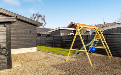 Angelita - 50M from the Sea: Toit, Maison, Domicile, Chalet, Porte, Siding, Biens, Pelouse, Cour, Porche