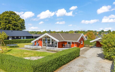 Thorben - 350M from the Sea: Toit, Maison, Domicile, Chalet, Porte, Siding, Biens, Pelouse, Cour, Porche