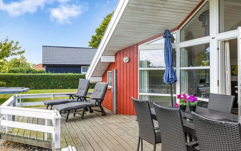 Thorben - 350M from the Sea: Toit, Maison, Domicile, Chalet, Porte, Siding, Biens, Pelouse, Cour, Porche