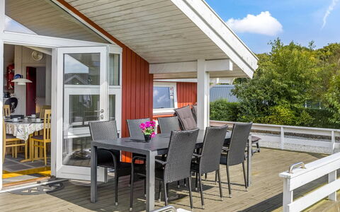 Thorben - 350M from the Sea: Toit, Maison, Domicile, Chalet, Porte, Siding, Biens, Pelouse, Cour, Porche